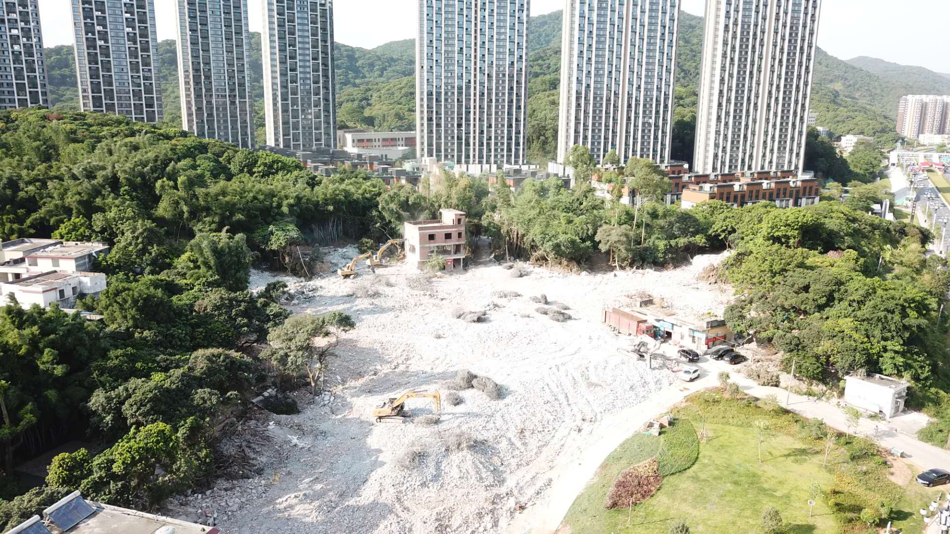 嶺頭公司舊村全面改造項目于2020年6月11日啟動羌洞片區(qū)拆補方案表決、簽約、交房、拆除工作。僅10天內完成全片91棟私人房屋簽約，至6月25日全片區(qū)完成交房，至7月25日全片區(qū)拆除完畢。